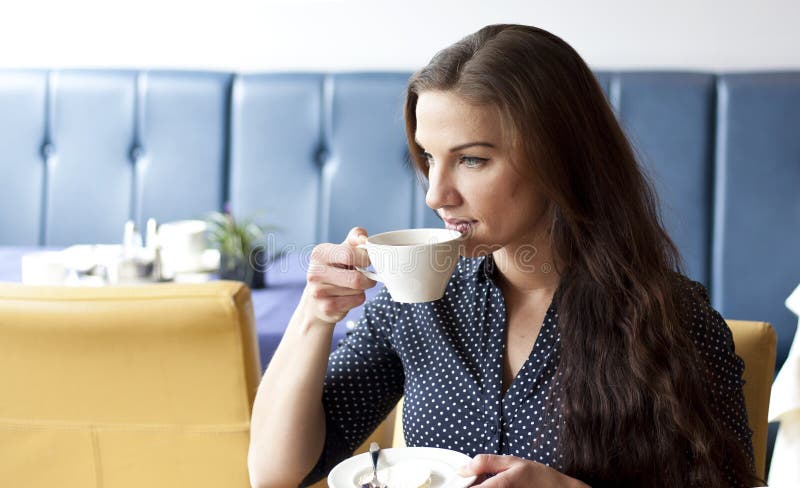 Geschäftsfrau trinkendes cofee im Restaurant lizenzfreies stockfoto Geschäftsfrau trinkendes cofee im Restaurant lizenzfreies stockfoto