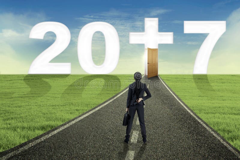 Geschäftsfrau und nummerieren 2017 mit einem Quersymbol lizenzfreie stockfotografie Geschäftsfrau und nummerieren 2017 mit einem Quersymbol lizenzfreie stockfotografie