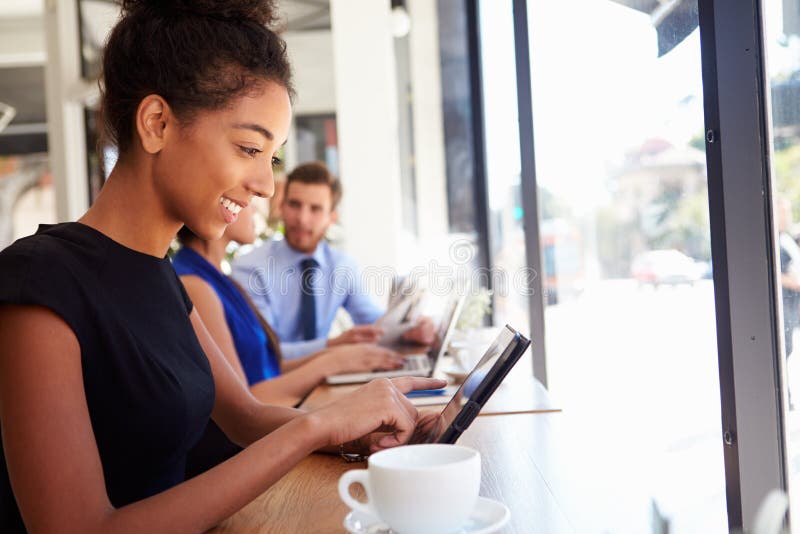 Geschäftsfrau Using Digital Tablet in der Kaffeestube stockbilder
