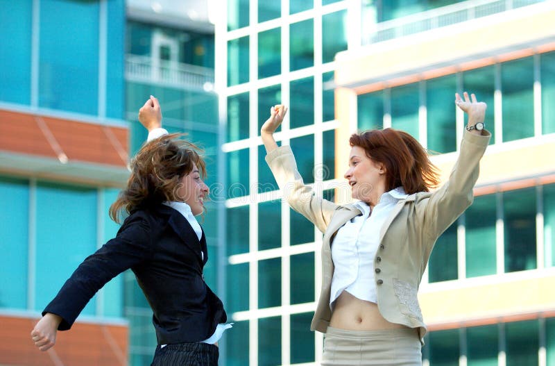 Geschäftsfrauen springen für Freude