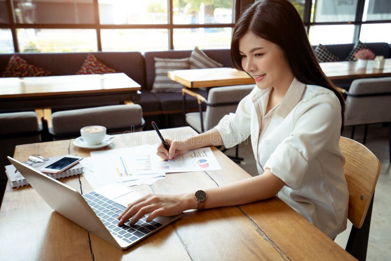 Geschäftsfraugebrauchslaptop und -c$zeigen lizenzfreies stockbild Geschäftsfraugebrauchslaptop und -c$zeigen lizenzfreies stockbild