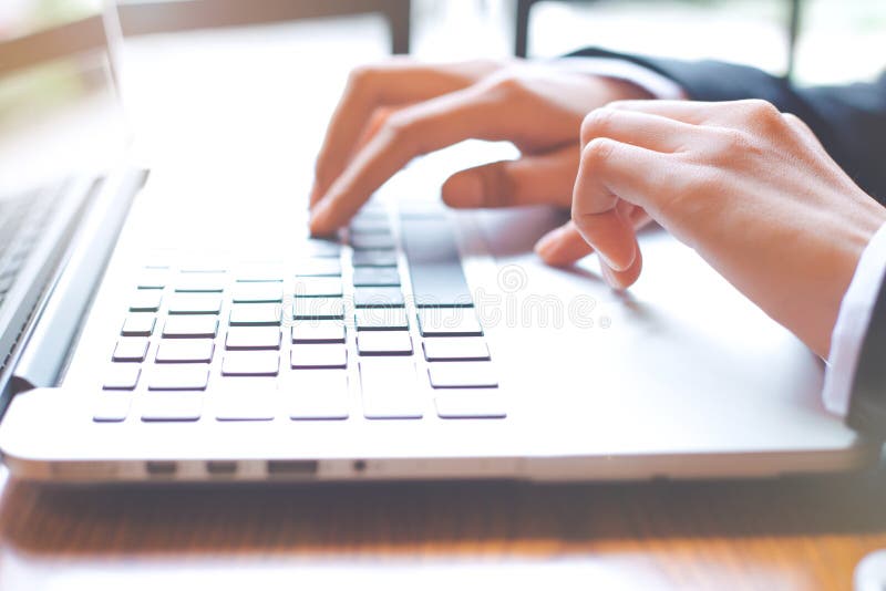 Geschäftsfrauhand arbeitet an einer Laptop-Computer im Büro lizenzfreie stockfotos Geschäftsfrauhand arbeitet an einer Laptop-Computer im Büro lizenzfreie stockfotos