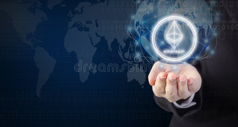 Geschäftsfrauhand, die ethereum Münze und globales Netzwerk hält stockbild
