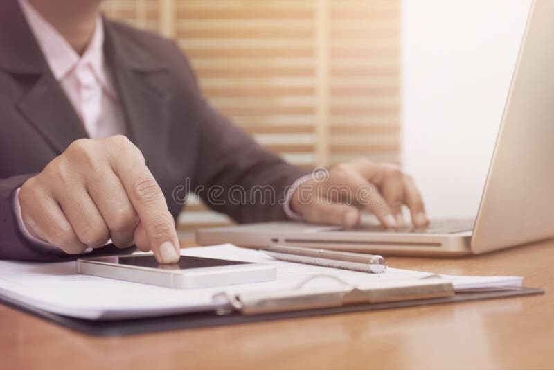 Geschäftsfrauhände unter Verwendung der beweglichen intelligenten Telefon- und Laptopberechnung stockfotos Geschäftsfrauhände unter Verwendung der beweglichen intelligenten Telefon- und Laptopberechnung stockfotos