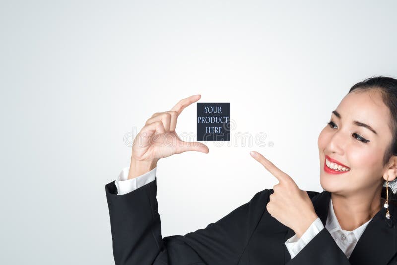 Geschäftsfraulächeln, das leere Hände hält und hier auf leeren Raum für Ihren Produktplatz für Förderung, Produkt zeigt lizenzfreies stockbild Geschäftsfraulächeln, das leere Hände hält und hier auf leeren Raum für Ihren Produktplatz für Förderung, Produkt zeigt lizenzfreies stockbild