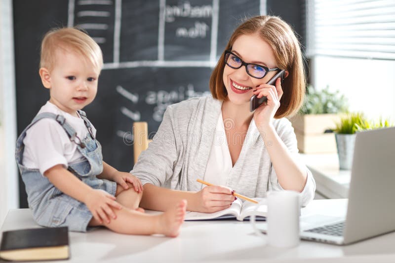 Geschäftsfraumutterfrau mit dem Kleinkind, das am Computer arbeitet lizenzfreie stockfotografie