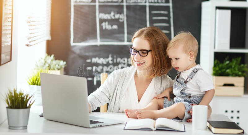 Geschäftsfraumutterfrau mit dem Kleinkind, das am Computer arbeitet stockfotos