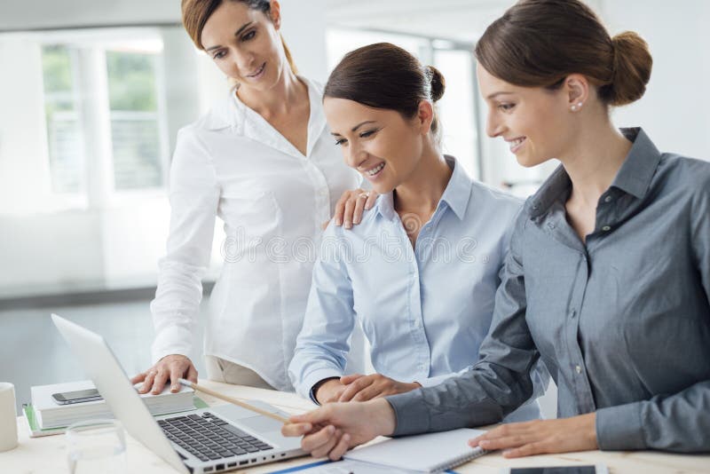 Geschäftsfrauteam, das am Schreibtisch arbeitet stockfotos Geschäftsfrauteam, das am Schreibtisch arbeitet stockfotos