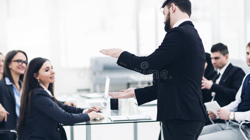 Geschäftsführender Geschäftsführer der Gesellschaft hält ein Arbeitstreffen mit Geschäftsteam im modernen Büro ab stockfotografie