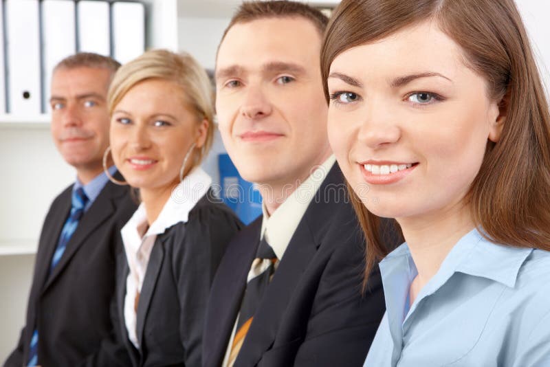 Geschäftsgruppe, die in der Reihe sitzt lizenzfreies stockbild Geschäftsgruppe, die in der Reihe sitzt lizenzfreies stockbild