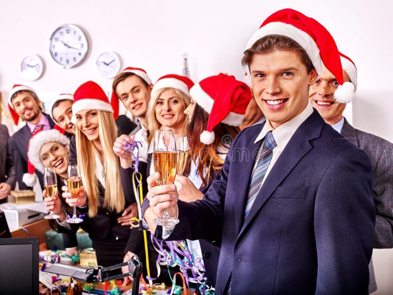 Geschäftsgruppeleute in Sankt-Hut an Weihnachtspartei stockfotografie Geschäftsgruppeleute in Sankt-Hut an Weihnachtspartei stockfotografie