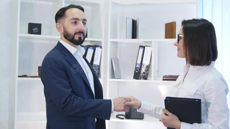 Geschäftshändedruck - zwei Wirtschaftler, die Hände rütteln, um Abkommen oder Abkommen zu schließen lizenzfreies stockbild Geschäftshändedruck - zwei Wirtschaftler, die Hände rütteln, um Abkommen oder Abkommen zu schließen lizenzfreies stockbild