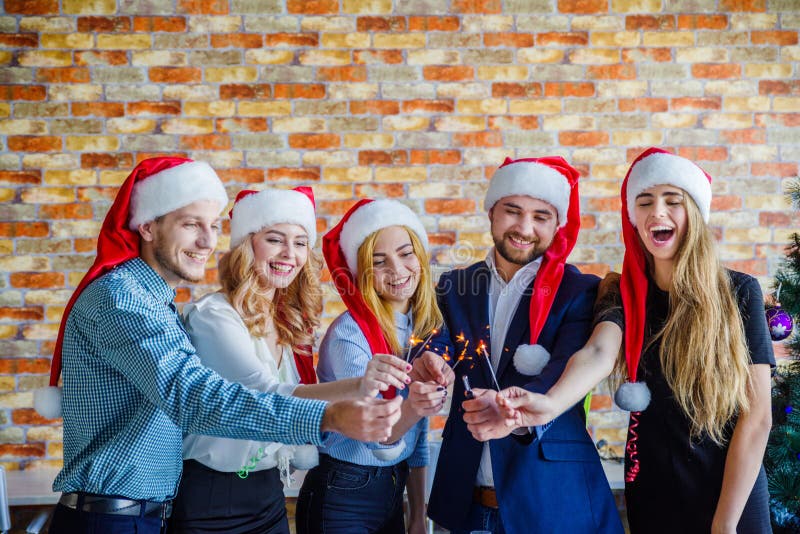 Geschäftskollegen am Büro Weihnachtsfest Die goldene Taste oder Erreichen für den Himmel zum Eigenheimbesitze lizenzfreies stockfoto Geschäftskollegen am Büro Weihnachtsfest Die goldene Taste oder Erreichen für den Himmel zum Eigenheimbesitze lizenzfreies stockfoto