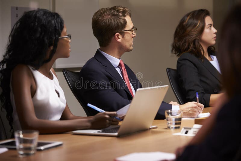 Geschäftskollegen, die bei der Sitzungssaalsitzung hören lizenzfreies stockfoto Geschäftskollegen, die bei der Sitzungssaalsitzung hören lizenzfreies stockfoto