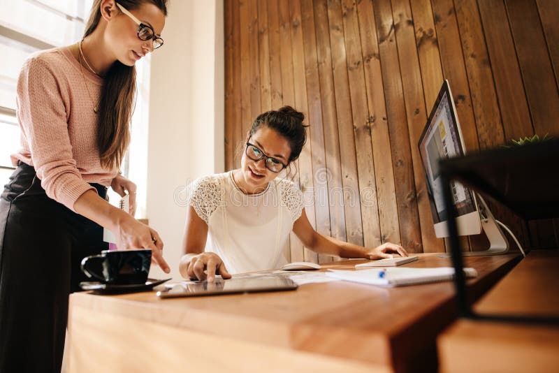Geschäftskollegen, die im Büro zusammenarbeiten stockbild Geschäftskollegen, die im Büro zusammenarbeiten stockbild