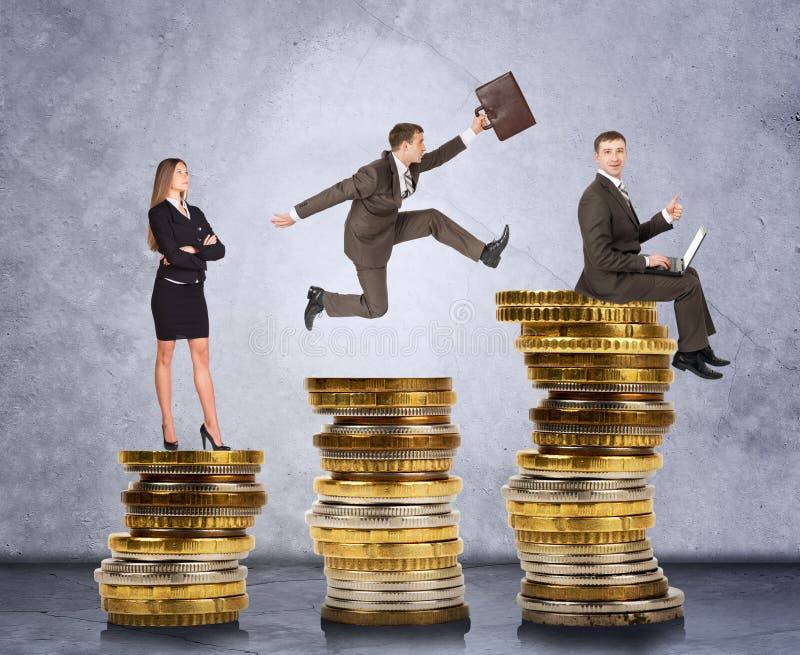 Geschäftsleute auf Münzen lizenzfreies stockfoto