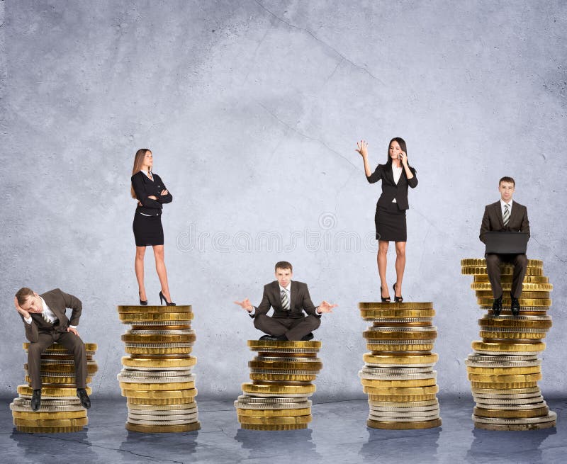 Geschäftsleute auf Münzen stockbild