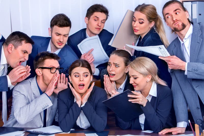 Geschäftsleute Büro Teamleute sind mit ihrem Führer unglücklich lizenzfreies stockfoto Geschäftsleute Büro Teamleute sind mit ihrem Führer unglücklich lizenzfreies stockfoto