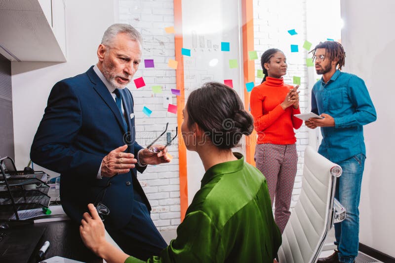 Geschäftsleute, die als Teamwork und Partnerschaft zusammenarbeiten lizenzfreies stockbild