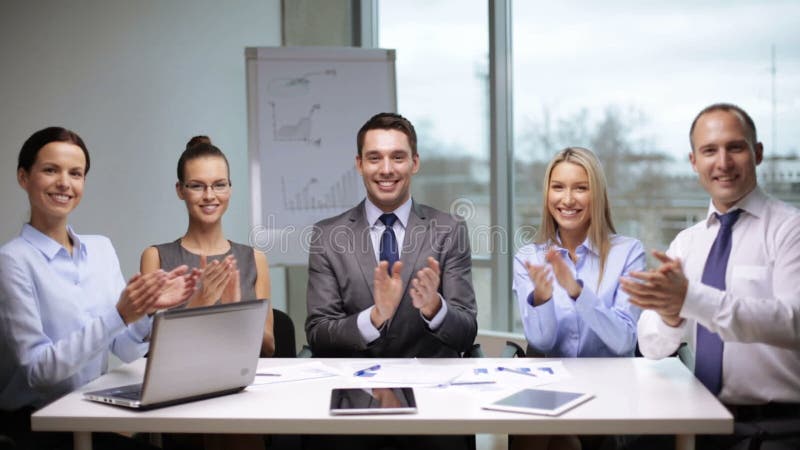 Geschäftsleute, die auf Sitzung applaudieren