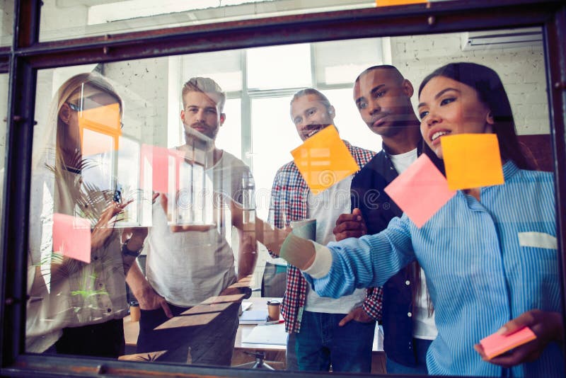 Geschäftsleute, die an den Büro- und Gebrauchspost-itanmerkungen sich treffen, um Idee zu teilen Gehirn und Blitze Klebrige Anmer stockfotografie Geschäftsleute, die an den Büro- und Gebrauchspost-itanmerkungen sich treffen, um Idee zu teilen Gehirn und Blitze Klebrige Anmer stockfotografie