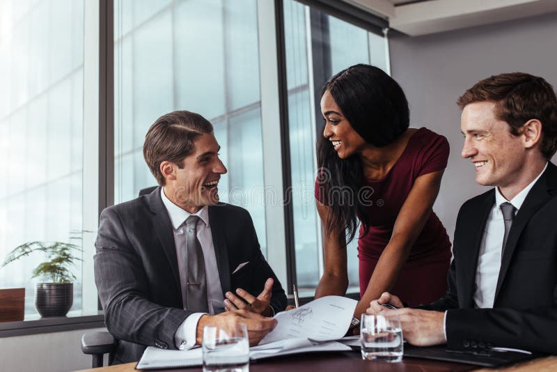 Geschäftsleute, die ein Vertragspapier unterzeichnen lizenzfreies stockbild Geschäftsleute, die ein Vertragspapier unterzeichnen lizenzfreies stockbild