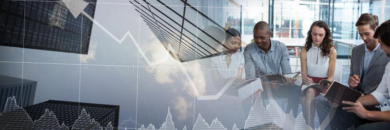 Geschäftsleute, die eine Sitzung mit Finanzaktienkurvehimmelschaberwolkenkratzer-Übergang effe haben lizenzfreies stockfoto Geschäftsleute, die eine Sitzung mit Finanzaktienkurvehimmelschaberwolkenkratzer-Übergang effe haben lizenzfreies stockfoto