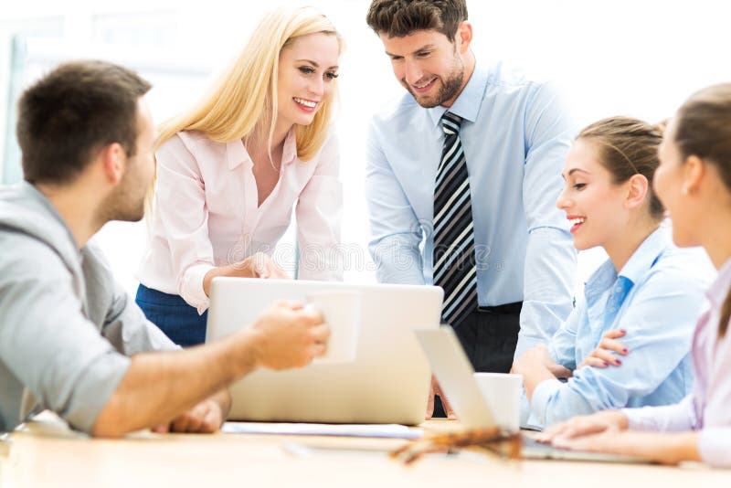 Geschäftsleute, die in einem Büro arbeiten stockfotografie Geschäftsleute, die in einem Büro arbeiten stockfotografie