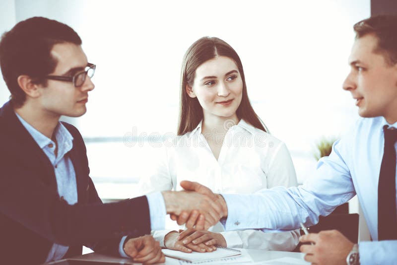Geschäftsleute, die Hände an der Sitzung oder Verhandlungsnahaufnahme erschüttern.. Gruppe unbekannte Geschäftsleute in modernen lizenzfreies stockbild