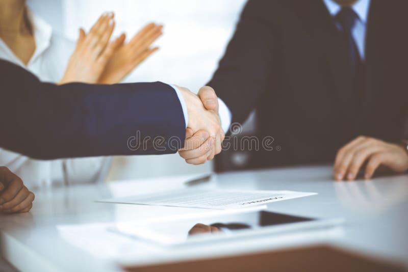Geschäftsleute, die Hände an der Sitzung oder Verhandlungsnahaufnahme erschüttern.. Gruppe unbekannte Geschäftsleute und eine Frau lizenzfreies stockfoto