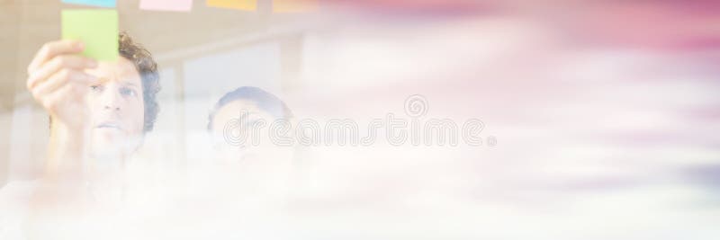 Geschäftsleute, die klebende Anmerkungen haften lizenzfreie stockfotos Geschäftsleute, die klebende Anmerkungen haften lizenzfreie stockfotos