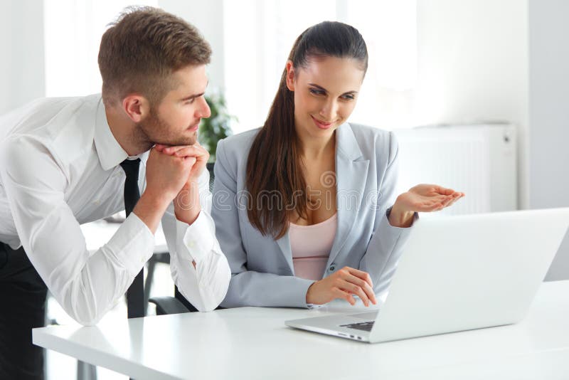 Geschäftsleute, die Laptop-Computer bei Ofiice verwenden lizenzfreie stockfotografie Geschäftsleute, die Laptop-Computer bei Ofiice verwenden lizenzfreie stockfotografie