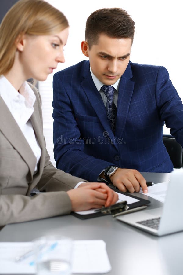 Geschäftsleute, die Laptop-PC bei der Diskussion des Projektes im Büro verwenden Erfolgreiche Sitzungs- und Verhandlungskonzepte lizenzfreie stockfotos Geschäftsleute, die Laptop-PC bei der Diskussion des Projektes im Büro verwenden Erfolgreiche Sitzungs- und Verhandlungskonzepte lizenzfreie stockfotos