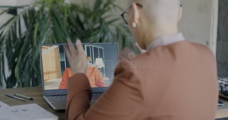 Geschäftsleute, die online Videoanrufe mit Laptop führen und bei virtuellen Treffen im Büro über Arbeit diskutieren