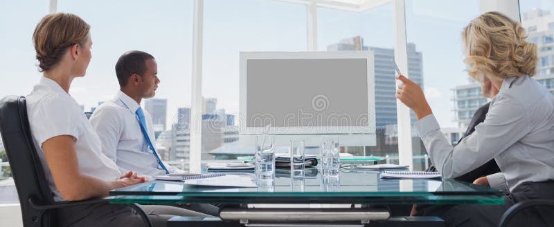 Geschäftsleute erfasst während einer Videokonferenz lizenzfreie stockfotografie Geschäftsleute erfasst während einer Videokonferenz lizenzfreie stockfotografie