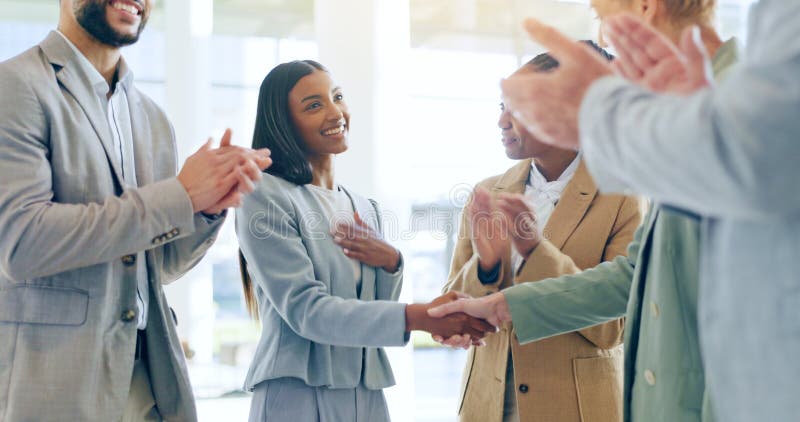 Geschäftsleute Frau und Handshake mit Beifall Glückwunsch und glücklich für den Erfolg der Finanzgesellschaft. Gruppe stockfotos