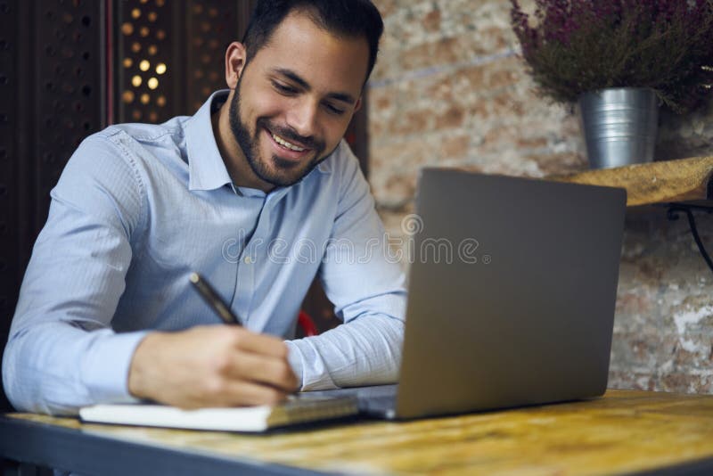 Geschäftsleute im blauen Hemd unter Verwendung der modernen Laptop-Computers und wifi in coworking Raum stockbilder Geschäftsleute im blauen Hemd unter Verwendung der modernen Laptop-Computers und wifi in coworking Raum stockbilder