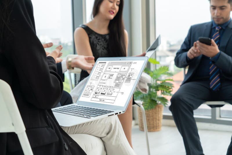 Geschäftsleute im Konferenzraum mit grünem Bildschirm lizenzfreie stockfotografie
