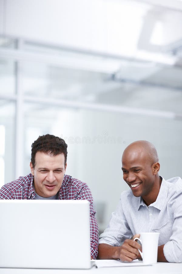 Geschäftsleute Laptop und Lächeln für Diskussionen oder Brainstorming im Büro. kreative Startup-Mitarbeiter stockfotos