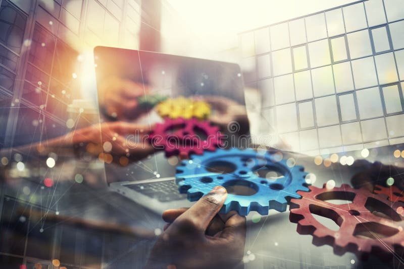 Geschäftsleute mit Gängen in der Hand dieser Ausgang von einem Laptop Konzept von Fernzusammenarbeit und von Teamwork Doppelte Be stockbild Geschäftsleute mit Gängen in der Hand dieser Ausgang von einem Laptop Konzept von Fernzusammenarbeit und von Teamwork Doppelte Be stockbild