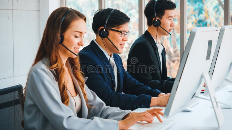 Geschäftsleute mit Headset, die im Büro arbeiten lizenzfreie stockbilder