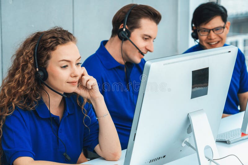 Geschäftsleute mit Headset, die im Büro arbeiten stockbild