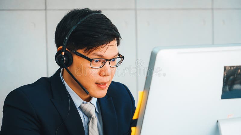 Geschäftsleute mit Headset, die im Büro arbeiten stockfoto