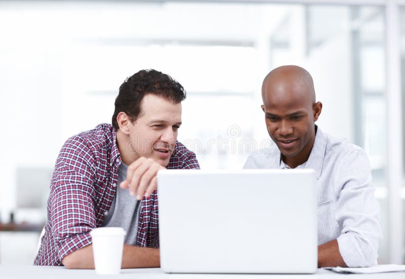 Geschäftsleute Notebook-Treffen und Brainstorming für Kooperationsplanung oder Beratung im Büro. kreative Mitarbeiter und lizenzfreie stockbilder