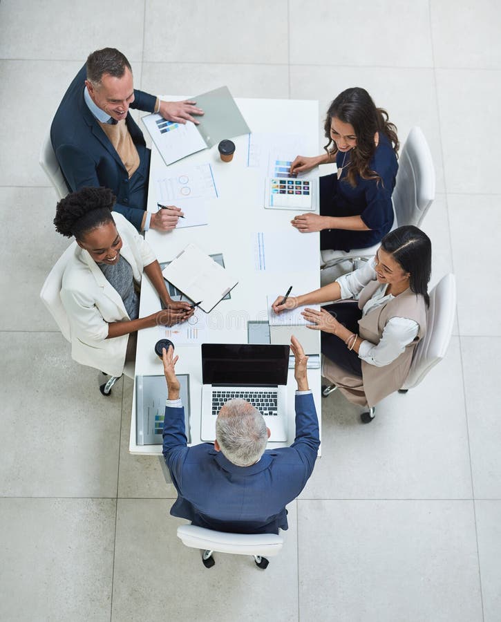 Geschäftsleute oder Kooperationspartner bei Geschäftstreffen für Gesellschaftsgespräche oder Unternehmenstransaktionen. Arbeitspla stockfotografie