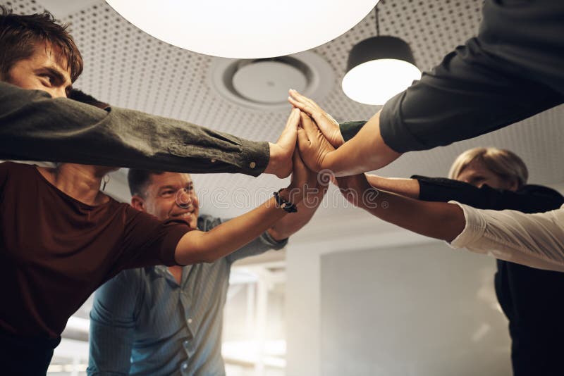 Geschäftsleute treffen sich und treffen sich mit fünf Mitarbeitern, um die Einheit oder Zusammenarbeit im Büro zu fördern. Gruppen lizenzfreies stockbild