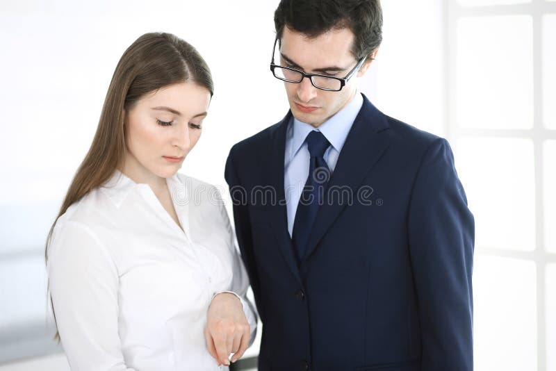 Geschäftsleute und Frau, die Tablet-Computer im modernen Office. Kollegen oder die Unternehmensmanager am Arbeitsplatz. Partner lizenzfreie stockfotografie