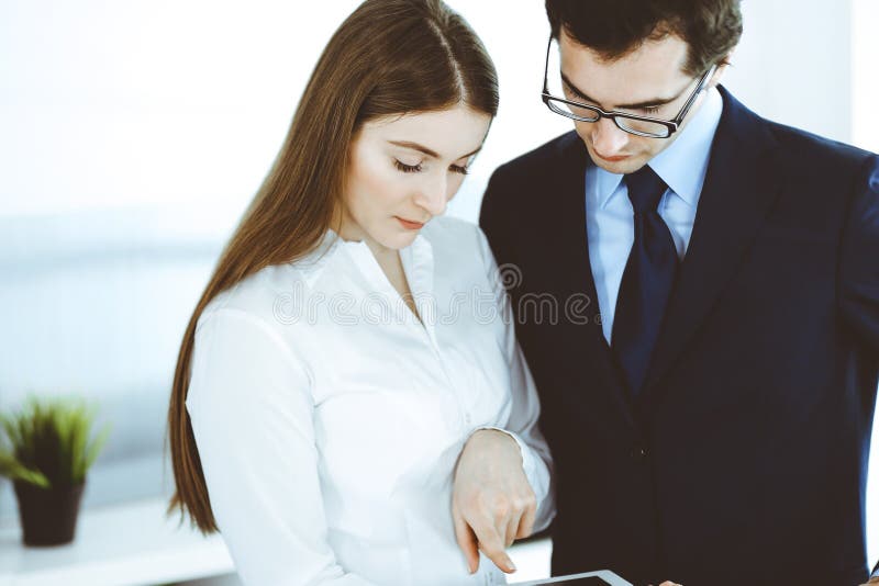 Geschäftsleute und Frau, die Tablet-Computer im modernen Office. Kollegen oder die Unternehmensmanager am Arbeitsplatz. Partner stockbilder