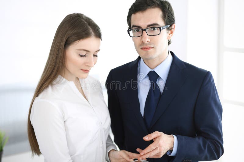 Geschäftsleute und Frau, die Tablet-Computer im modernen Office. Kollegen oder die Unternehmensmanager am Arbeitsplatz. Partner lizenzfreie stockfotografie