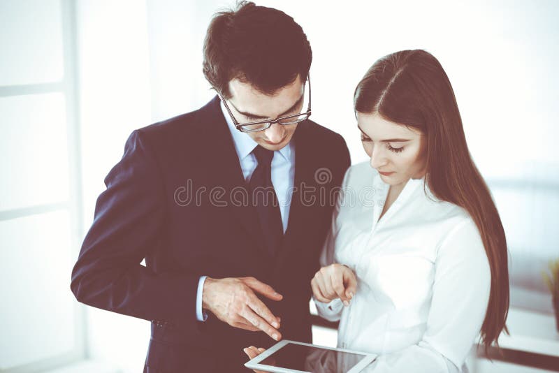 Geschäftsleute und Frau, die Tablet-Computer im modernen Office. Kollegen oder die Unternehmensmanager am Arbeitsplatz. Partner lizenzfreie stockfotografie